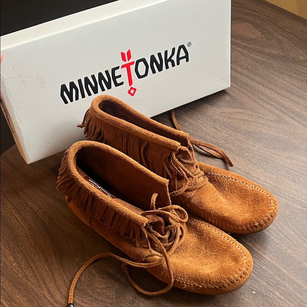 Minnetonka Men's Tan Fringe Loafers